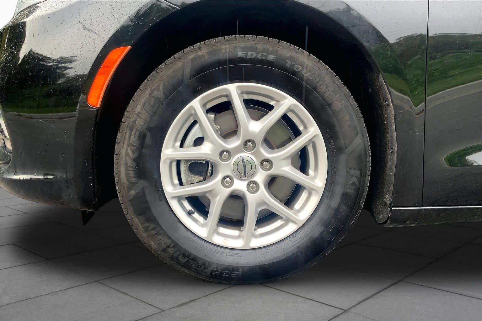 Used 2024 Chrysler Pacifica Touring-L FWD image 10