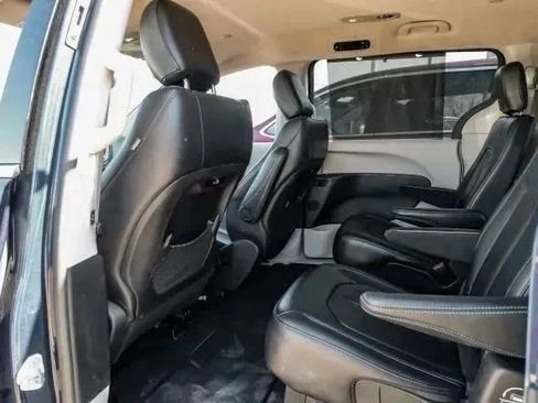 Used 2021 Chrysler Pacifica Touring-L image 46