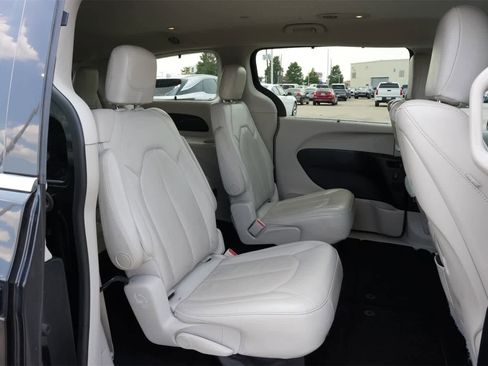 Used 2017 Chrysler Pacifica Touring-L Plus w/ Tire & Wheel Group image 22