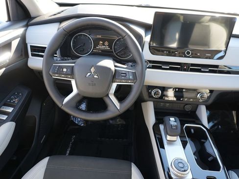 New 2026 Mitsubishi Outlander SE image 19