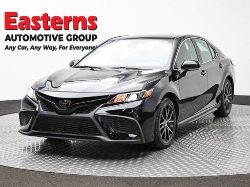 Used 2024 Toyota Camry SE w/ Convenience Package FWD image 1