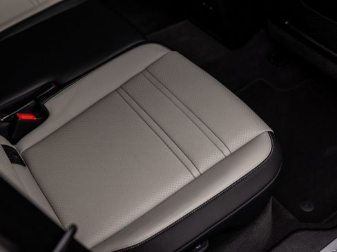 Certified 2025 Porsche Cayenne AWD/4WD image 37