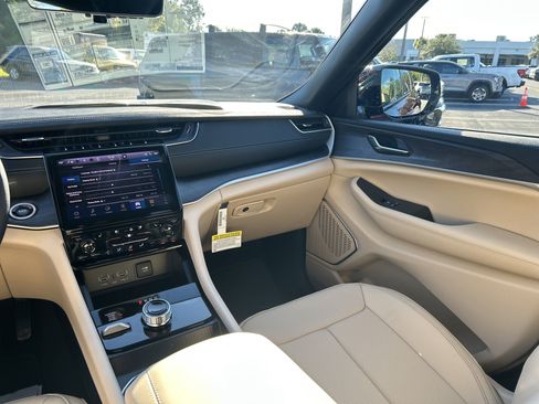 New 2025 Jeep Grand Cherokee Limited w/ Luxury Tech Group II image 34