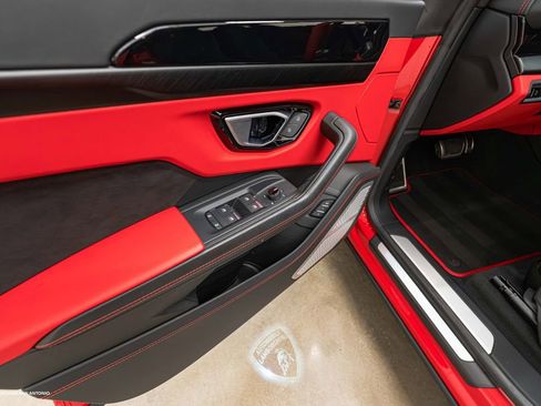 Used 2022 Lamborghini Urus AWD/4WD image 40