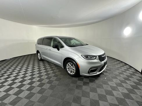 Certified 2024 Chrysler Pacifica Touring-L FWD image 4