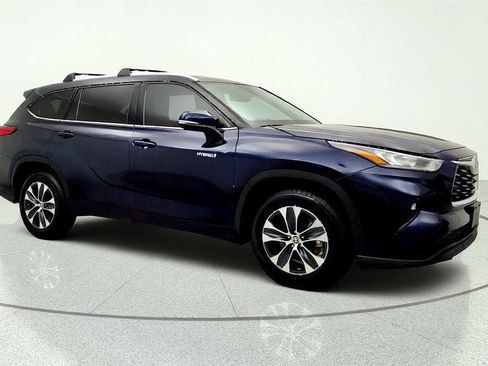 Used 2020 Toyota Highlander XLE FWD image 3