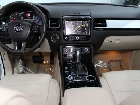 Used 2015 Volkswagen Touareg Sport image 2