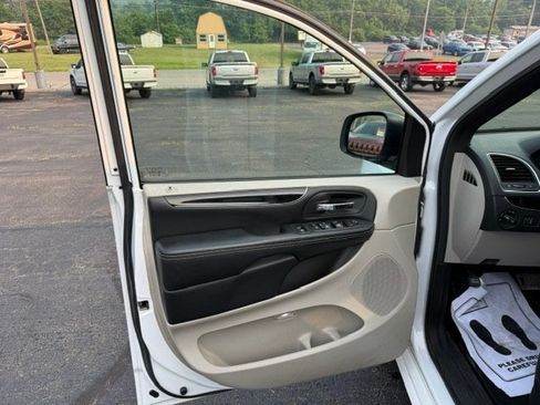 Used 2019 Dodge Grand Caravan SXT FWD image 10