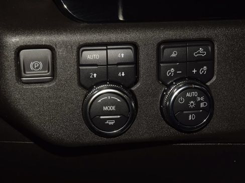Used 2024 GMC Sierra 3500 SLT w/ SLT Convenience Package AWD/4WD image 40