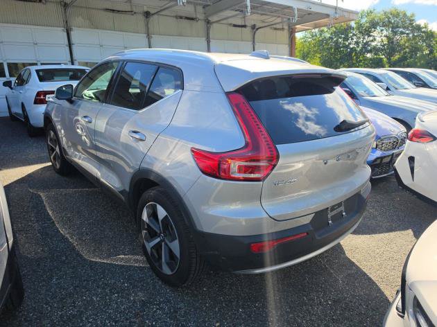 Used 2025 Volvo XC40 B5 Plus AWD/4WD image 3
