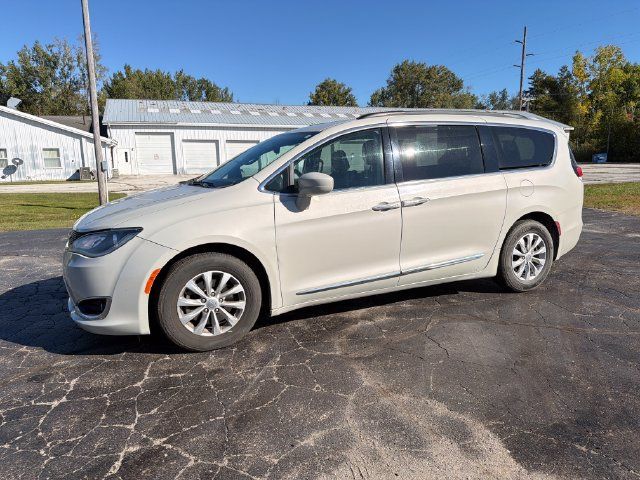 Used 2017 Chrysler Pacifica Touring-L FWD image 2