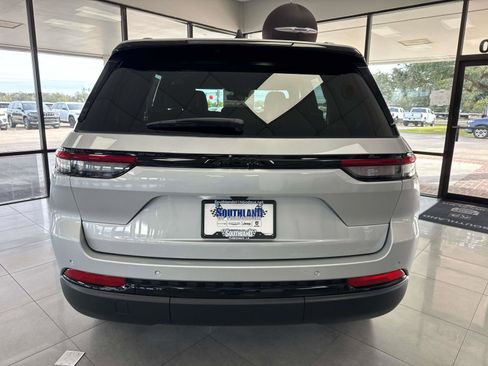 New 2025 Jeep Grand Cherokee Altitude RWD image 5