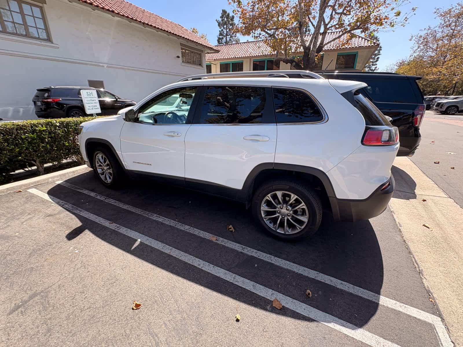 Used 2019 Jeep Cherokee Latitude Plus FWD image 28