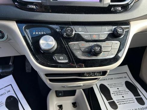 Used 2022 Chrysler Voyager LX image 19