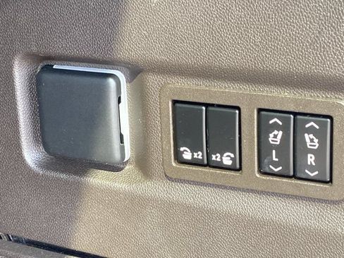 Used 2023 Chevrolet Tahoe Z71 w/ Luxury Package AWD/4WD image 8