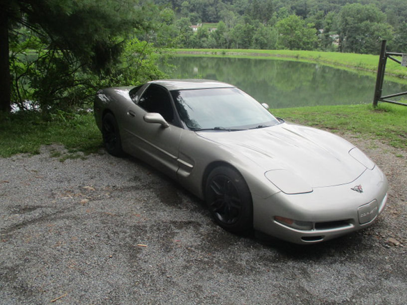 Used 2001 Chevrolet Corvette Coupe w/ Preferred Equipment Group2 RWD image 2