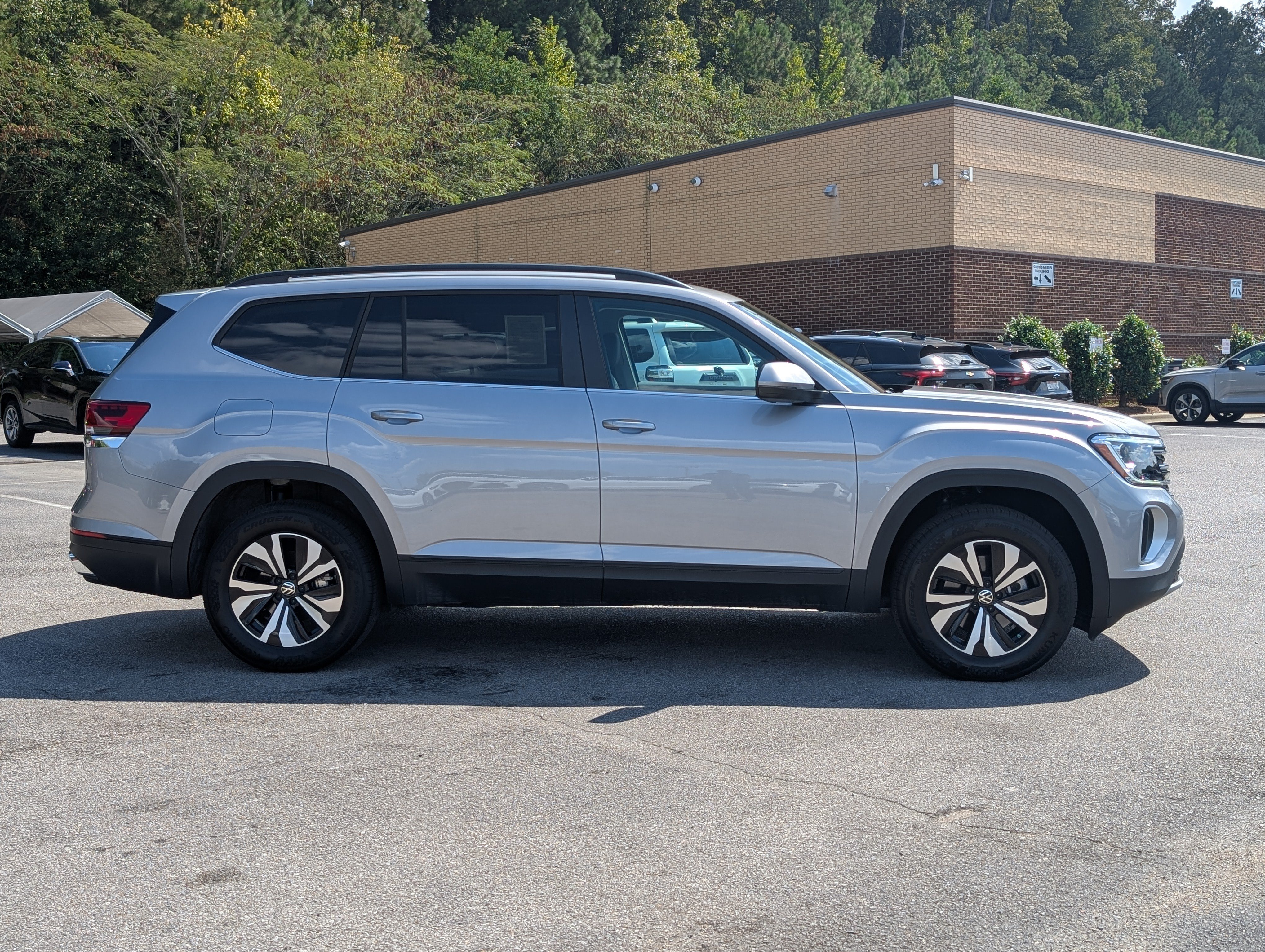 Used 2025 Volkswagen Atlas SE FWD image 12
