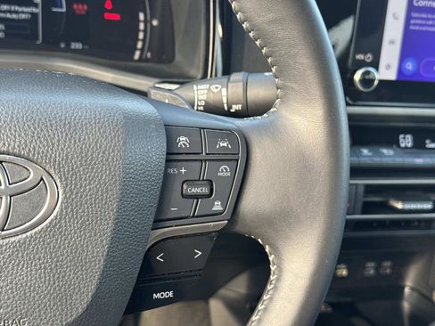 Used 2025 Toyota Camry SE image 30