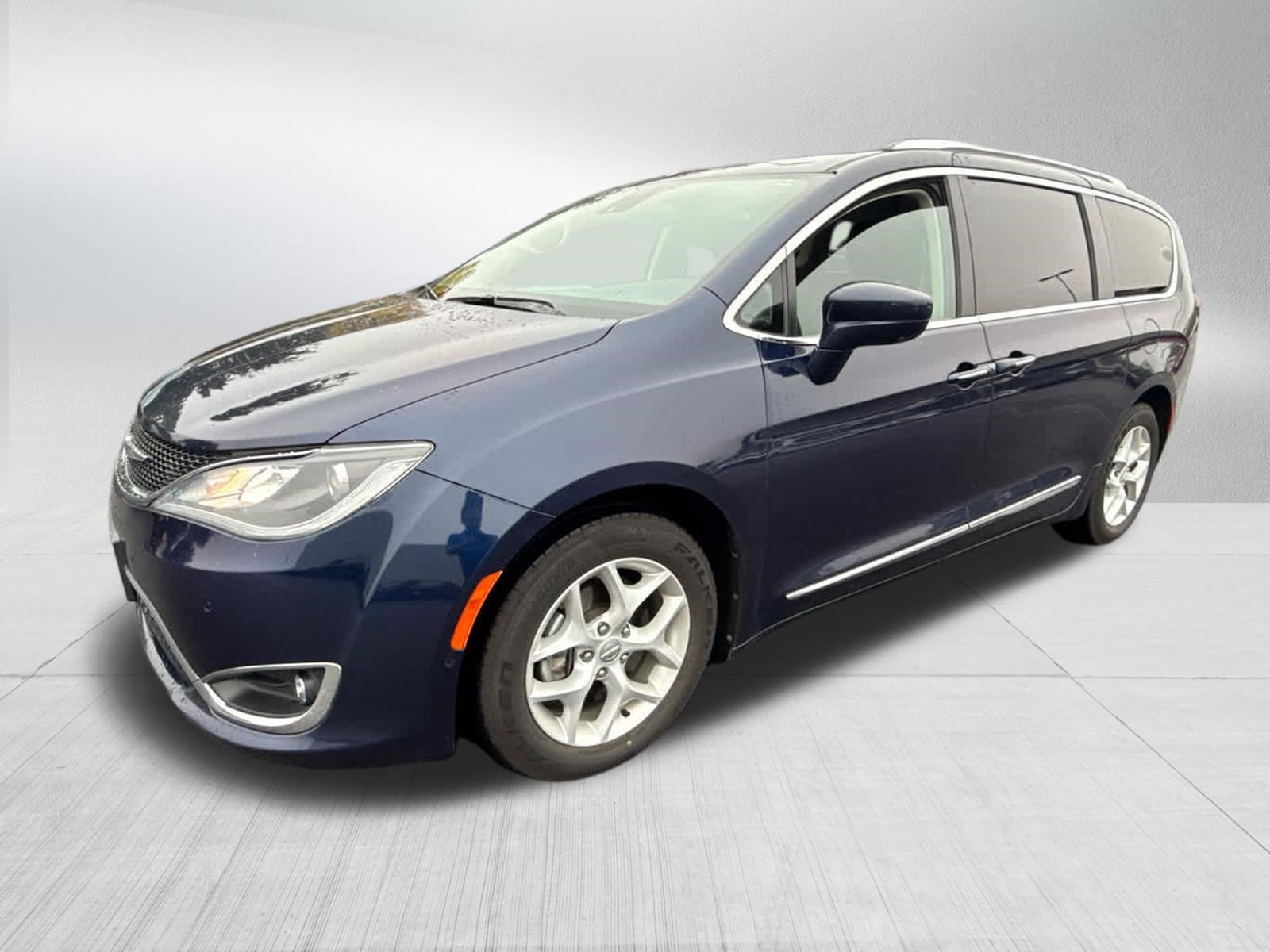 Used 2017 Chrysler Pacifica Touring-L Plus w/ Advanced Safetytec Group FWD image 9