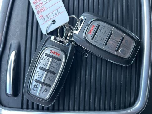 Used 2022 Chrysler Pacifica Touring-L image 43