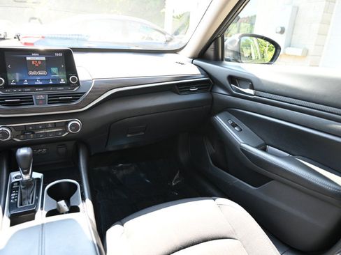 Used 2024 Nissan Altima 2.5 SV FWD image 12