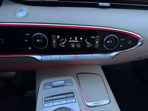 Used 2022 Genesis GV70 2.5T w/ Advanced Package image 34