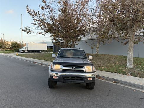 Used 2002 Toyota 4Runner SR5 w/ Upgrade Value Pkg 2 AWD/4WD image 3