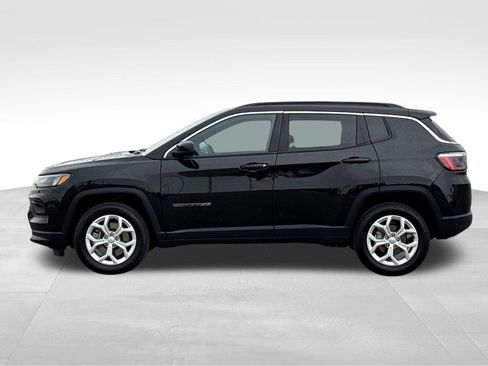 Used 2024 Jeep Compass Latitude AWD/4WD image 2