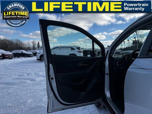 Certified 2022 Chevrolet Trax LT w/ Redline Edition image 18