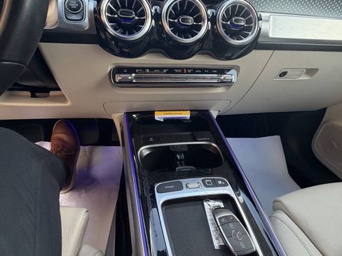 Used 2025 Mercedes-Benz GLB 250 4MATIC w/ Exclusive Package image 13