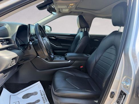 Used 2022 Toyota Highlander XLE image 9