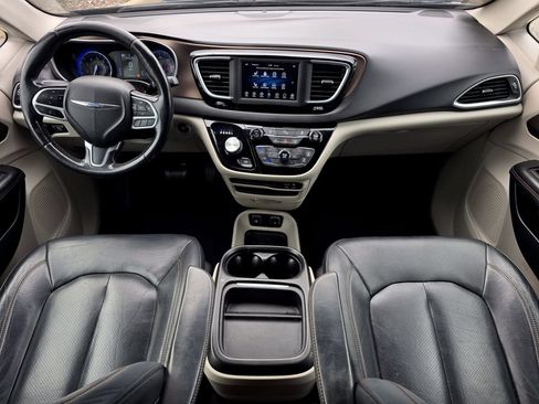 Used 2019 Chrysler Pacifica Touring-L FWD image 20