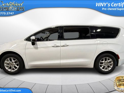 Used 2023 Chrysler Voyager LX FWD image 9