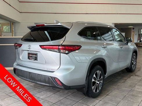 Used 2021 Toyota Highlander XLE AWD/4WD image 3