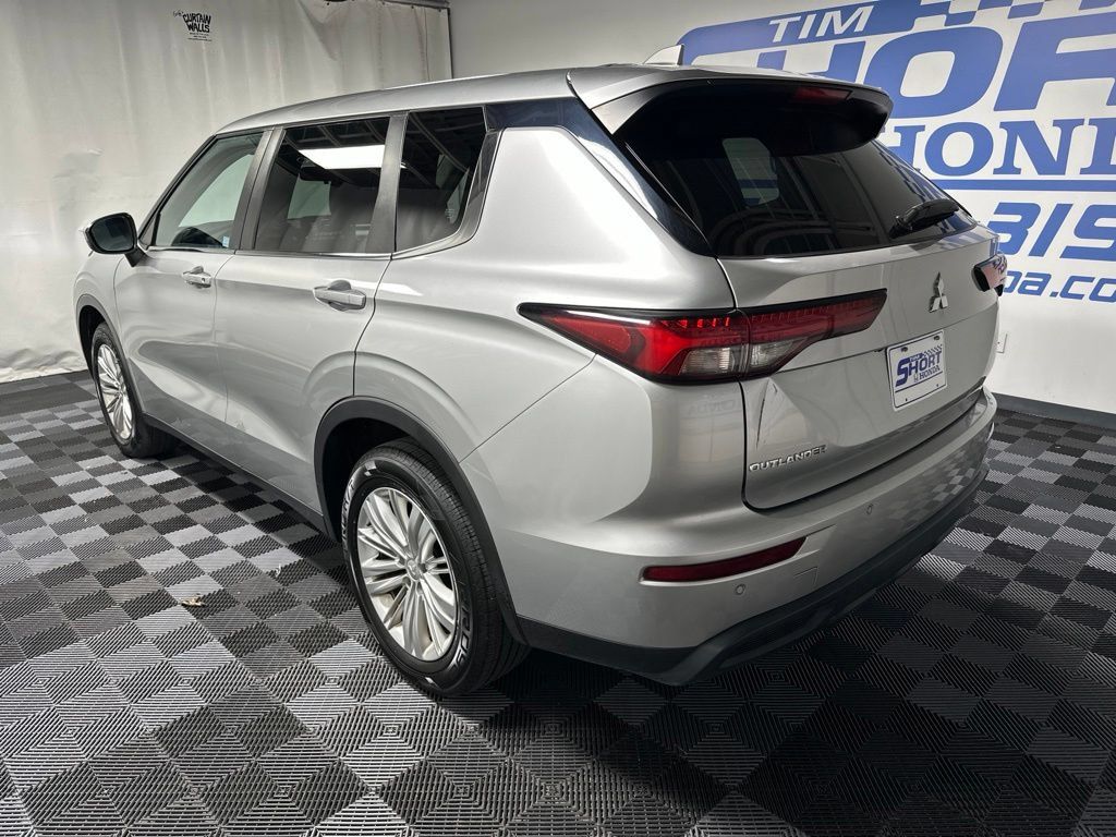 Used 2022 Mitsubishi Outlander ES AWD/4WD image 2