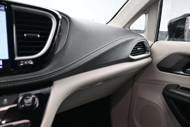 Used 2024 Chrysler Pacifica Limited FWD image 29