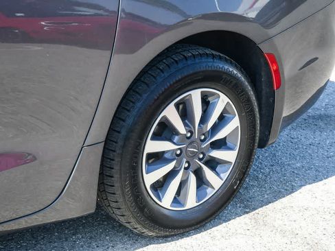 Used 2023 Chrysler Pacifica Touring-L FWD image 11