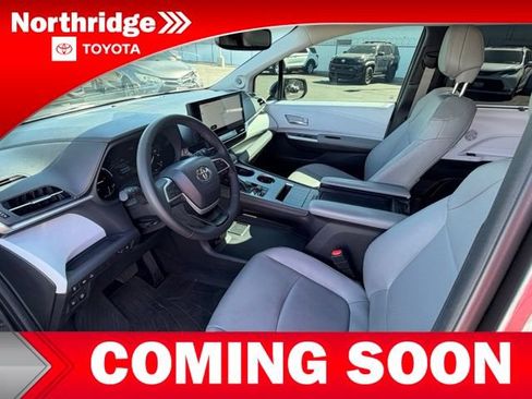 Certified 2025 Toyota Sienna XLE FWD image 5
