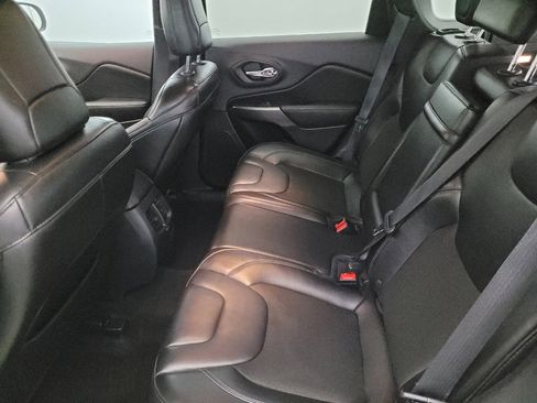 Used 2019 Jeep Cherokee Latitude Plus w/ Cold Weather Group AWD/4WD image 18