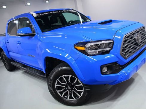 Used 2020 Toyota Tacoma TRD Sport w/ TRD Premium Sport Package AWD/4WD image 11