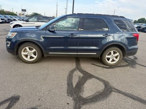 Used 2017 Ford Explorer XLT w/ Equipment Group 202A AWD/4WD image 7