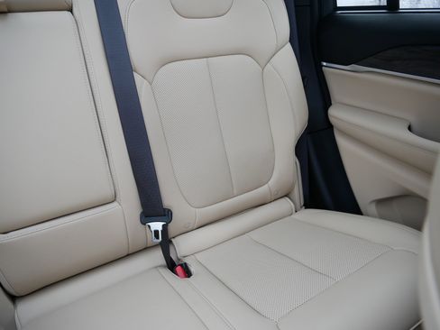 Used 2024 Jeep Grand Cherokee Limited w/ Luxury Tech Group II image 14