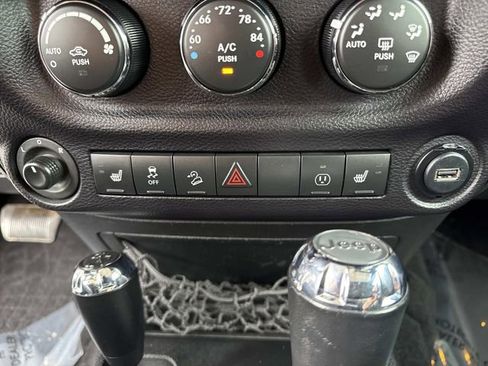 Used 2015 Jeep Wrangler Unlimited Sahara image 22