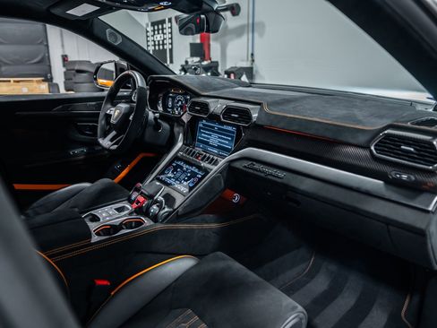 Used 2024 Lamborghini Urus Performante AWD/4WD image 14