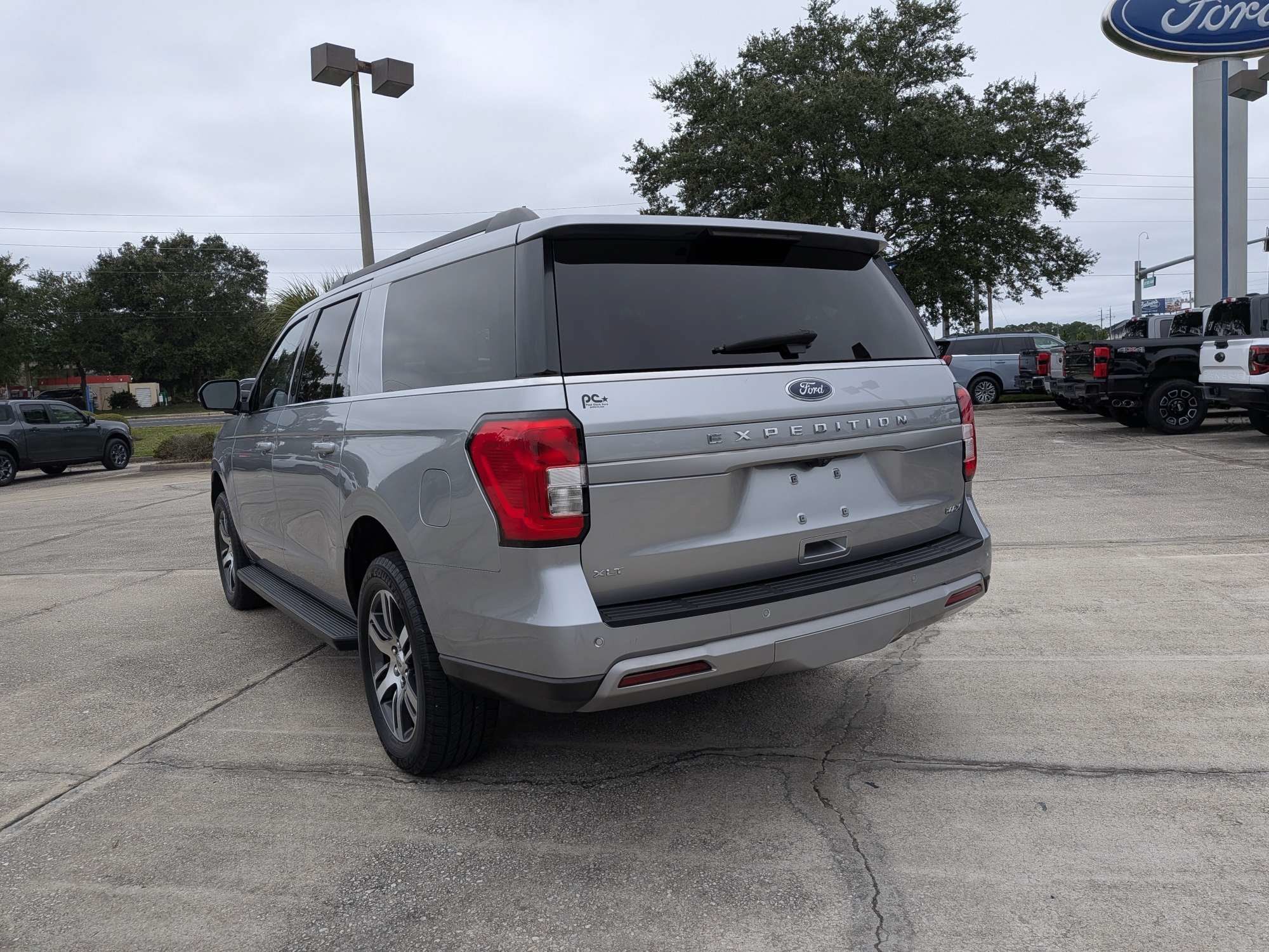 Used 2024 Ford Expedition Max XLT RWD image 5