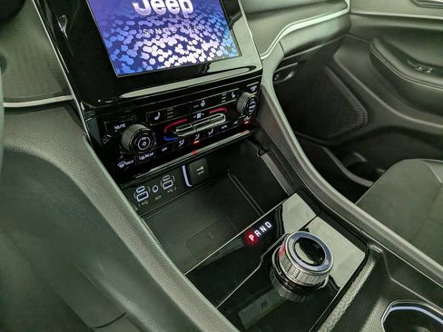 Certified 2025 Jeep Grand Cherokee Altitude AWD/4WD image 28