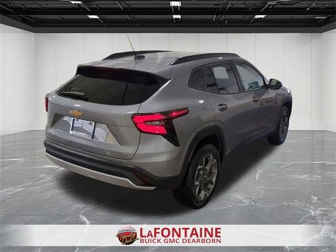 Certified 2025 Chevrolet Trax LT image 8