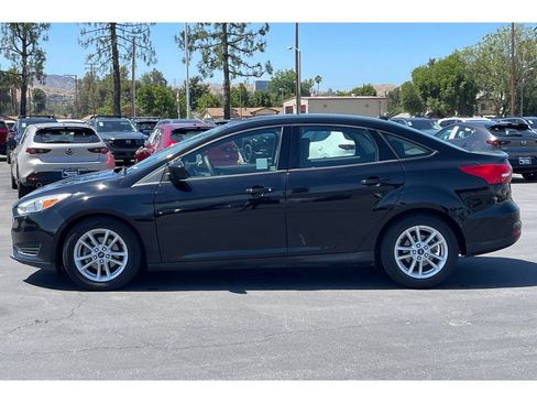 Used 2018 Ford Focus SE FWD image 3
