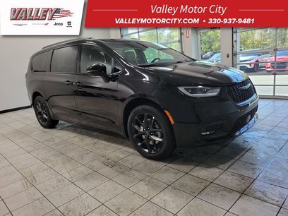 New 2026 Chrysler Pacifica Limited w/ S Appearance Package