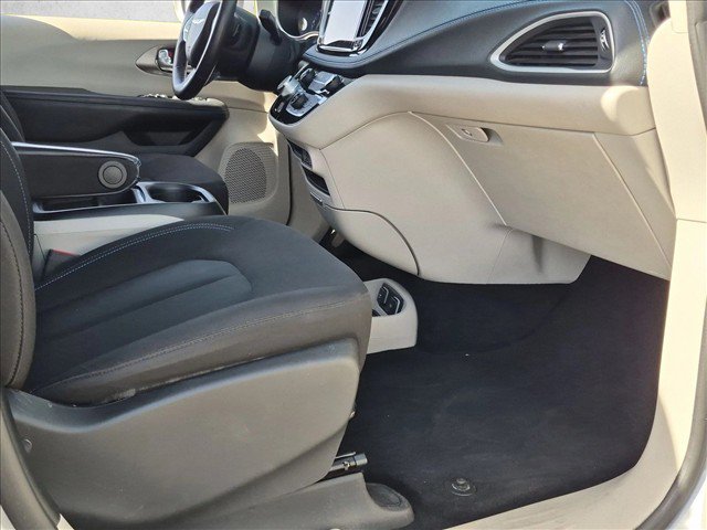 Used 2021 Chrysler Pacifica Touring w/ Cold Weather Group FWD image 27